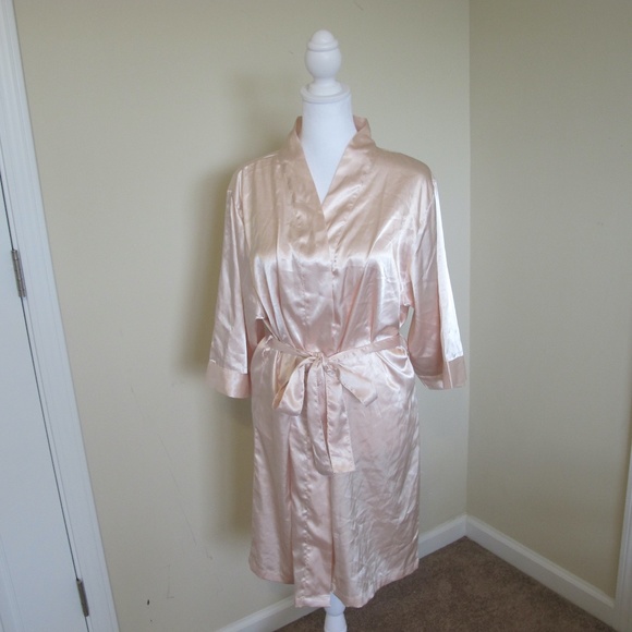 Shades of pink Other - Shades of Pink Boutique Women's Satin Robe Ballet Pink Size Small EUC